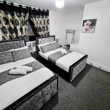 Holiday home Nc23, Setup For Your Amazing & Relaxed + Free Parking + Free Fast Wifi *
