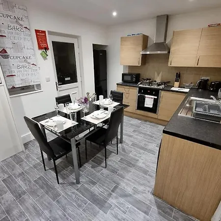 Holiday home Nc23, Setup For Your Amazing & Relaxed + Free Parking + Free Fast Wifi Leeds (West Yorkshire)