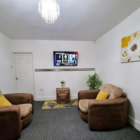 Holiday home Nc23, Setup For Your Amazing & Relaxed + Free Parking + Free Fast Wifi *