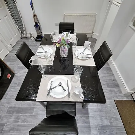Nc23, Setup For Your Amazing & Relaxed + Free Parking + Free Fast Wifi Leeds (West Yorkshire)