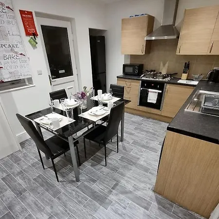 Nc23, Setup For Your Amazing & Relaxed + Free Parking + Free Fast Wifi بيت للعطل *